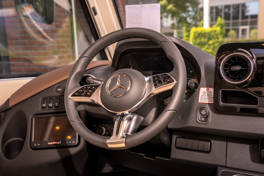 Het Mercedes-stuur en dashboard van de chic c-line